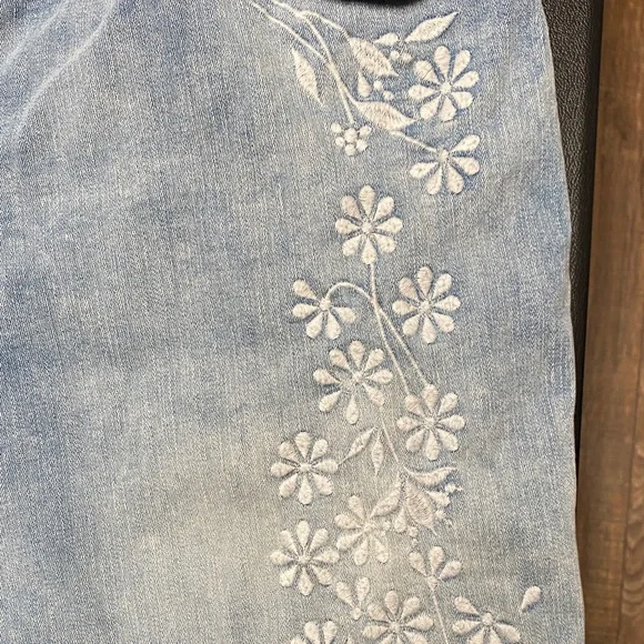 #LB918 - Lane Bryant Embroidered Bermuda Mid-Rise Denim Shorts- 20W - Picture 3 of 8